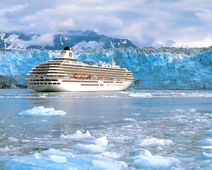 Impresionante imagen de un Crucero de Crystal Cruises frente al Glaciar Hubbard con su característico tono azul